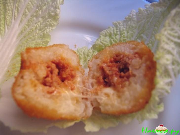 Рисовые крокеты с начинкой из фарша и моцареллы