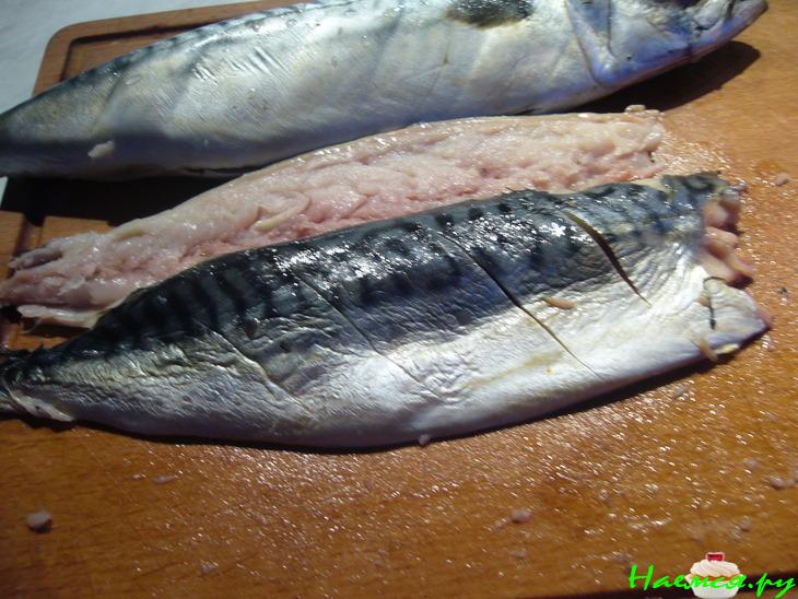 Скумбрия с шампиньонами в вине