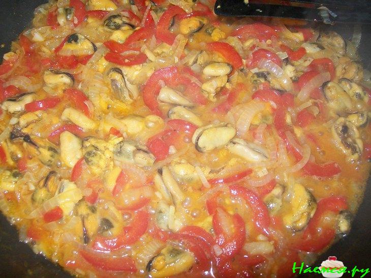 Мидии в восточном стиле и салат из пророщенного маша