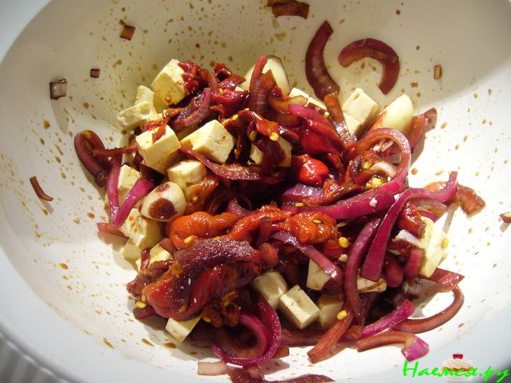 Закуска из печеной паприки с фетой в томатном соусе