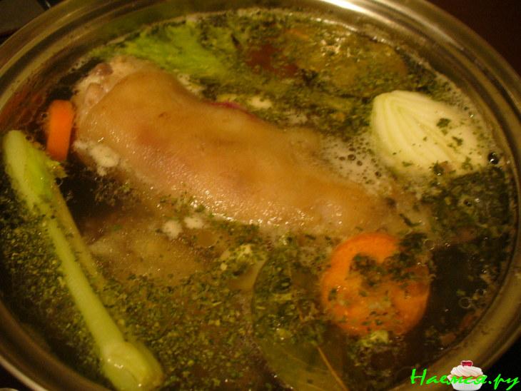 Свиные "лапки" с овощами