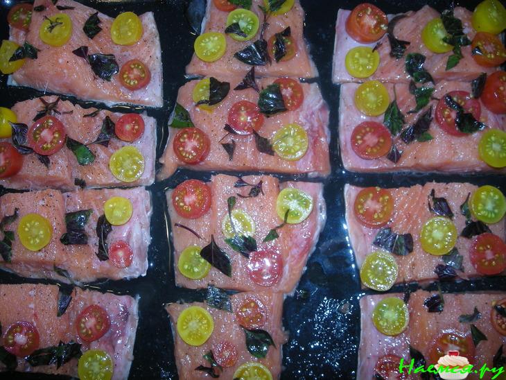 Печеная сёмга с черри и базиликом