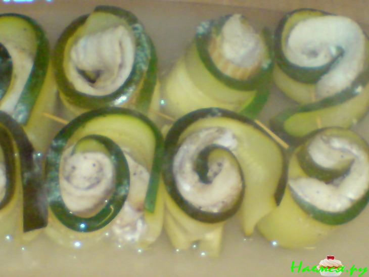 Рулеты из рыбы и цуккини с овощами