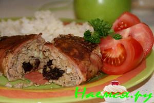 Бифштекс рубленый с черносливом в беконе