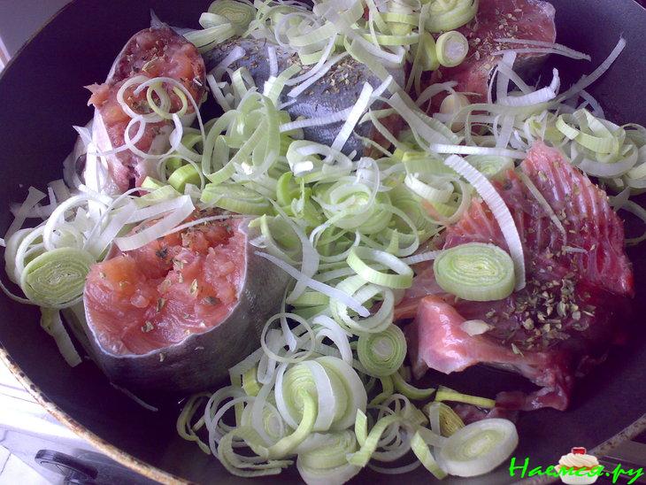 Горбуша с луком пореем