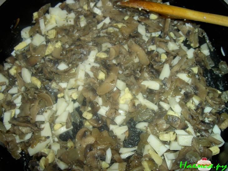 Гречневый пирог с грибами и яйцами