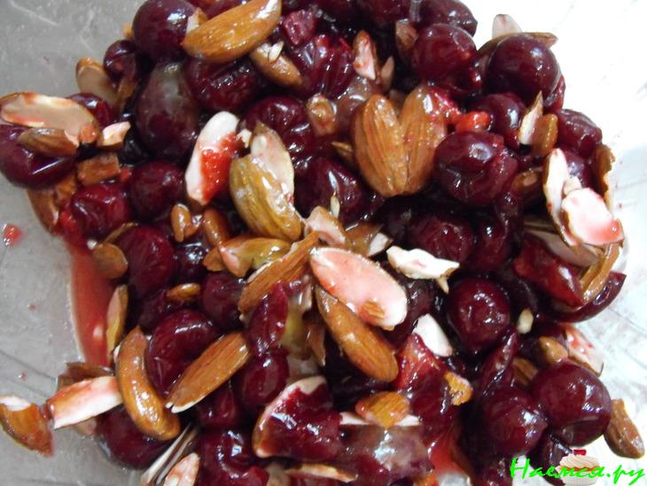 Открытый вишневый пирог с миндалем