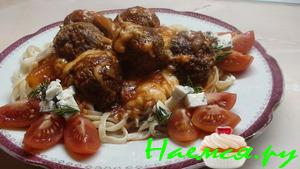 Паста с тефтелями в томатном соусе с моцареллой и ещё двумя сырами