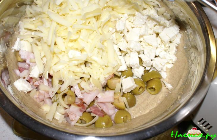 Ржаной кекс с беконом, брынзой и оливками