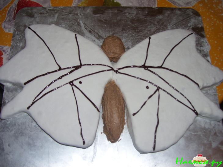 Торт бисквитный "Бабочка", украшенный мастикой Торт бисквитный "Бабочка", украшенный мастикой