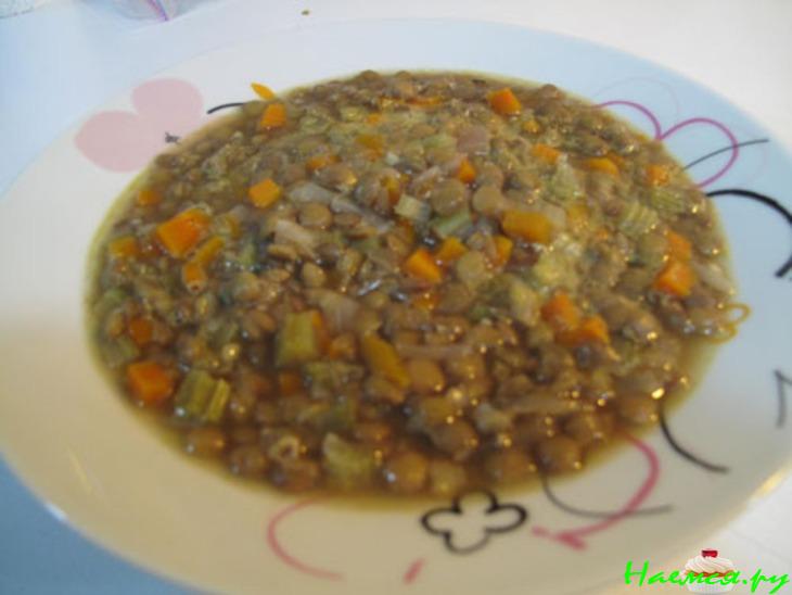Чечевичный густой суп с овощами, лимонным соком и чесноком