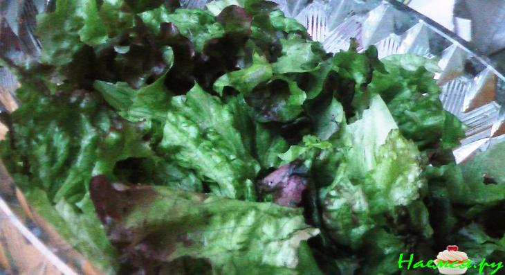 Салат с осетриной, авокадо и перепелиными яйцами Салат с осетриной, авокадо и перепелиными яйцами