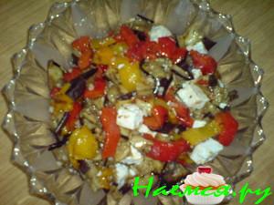 Салат из запеченный перчиков и баклажана