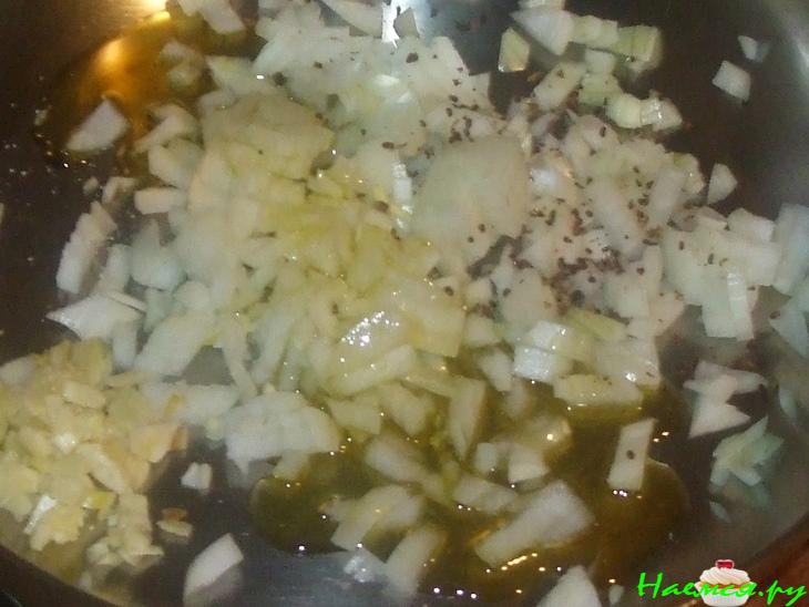 Индейка с орехами в сметане