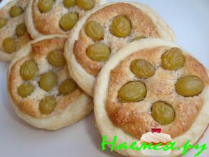 Слойки с миндальным кремом и виноградом