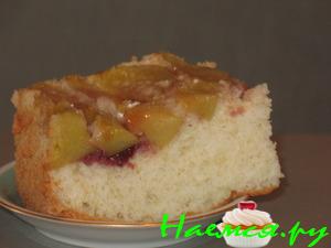 Шарлотка с яблоками и клубникой