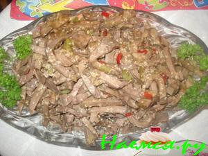 Язык маринованный с кунжутом