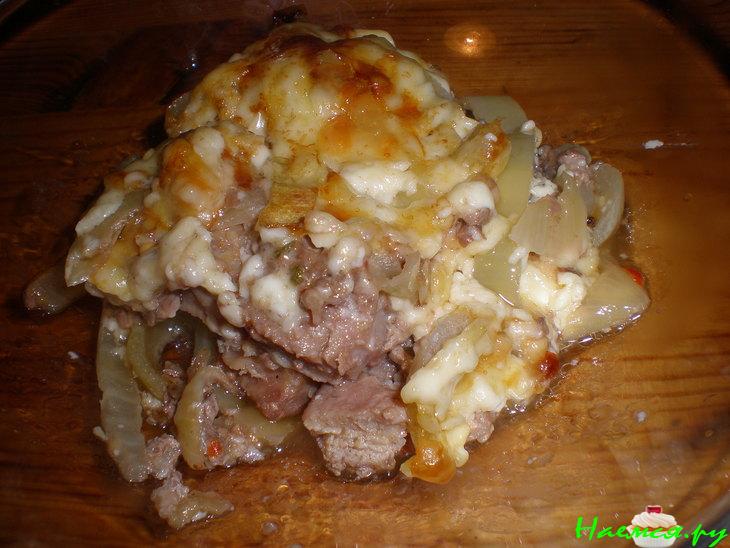 Свиная шейка запечённая с луком, сыром под майонезом