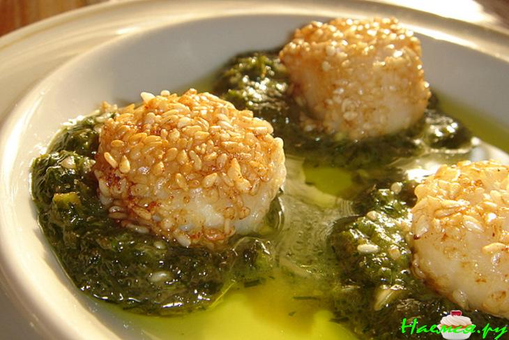 Морской гребешок в кунжуте с зеленым соусом
