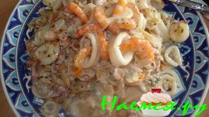 Салат из морепродуктов с луком в сметане