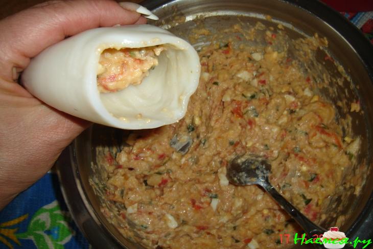 Фаршированный кальмар под соусом