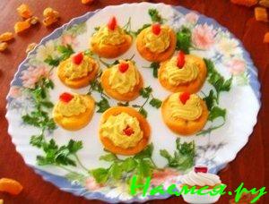 Тунец в половинках абрикосов