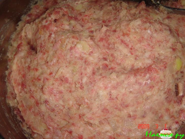 Картофельно-мясные котлеты с нежным грибным соусом.