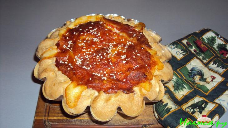 Сырно-луковый пирог с копченым салом и беконом