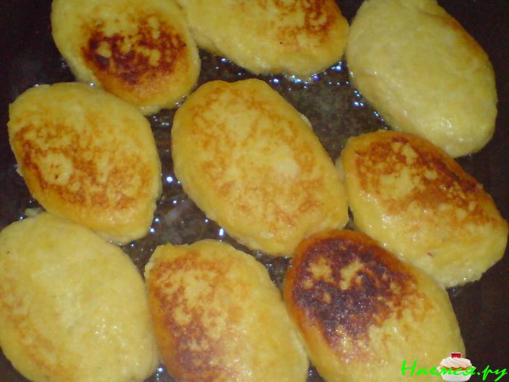 Картофельные котлеты под грибным соусом с брокколи