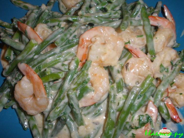 Креветки с зеленой фасолью в сливочном соусе