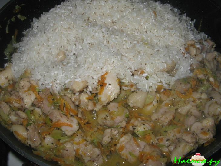 Рис с курицей и капустой в горшочке