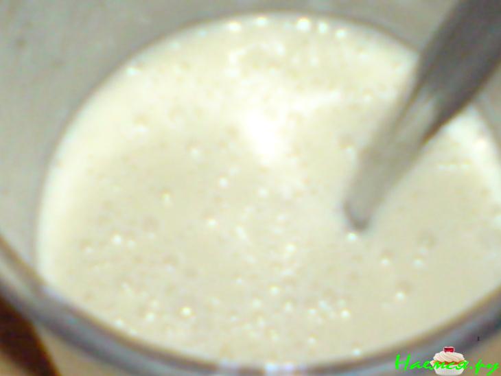 Пирожное из слоеного теста и бананово-малинового суфле