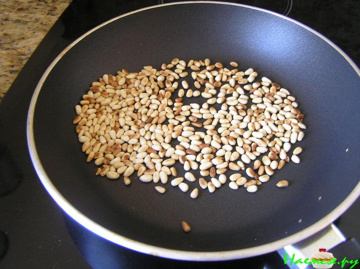 Яблочный пирог с кедровыми орешками