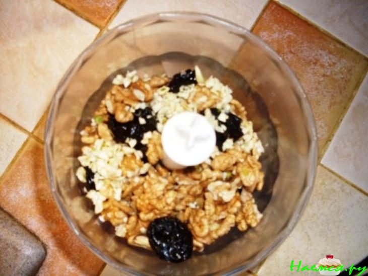 Рулет свиной с черносливом, грецкими орехами, чесноком, горчицей и хреном Рулет свиной с черносливом, грецкими орехами, чесноком, горчицей и хреном