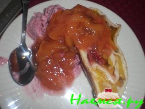 Рулет с персиками и сливами