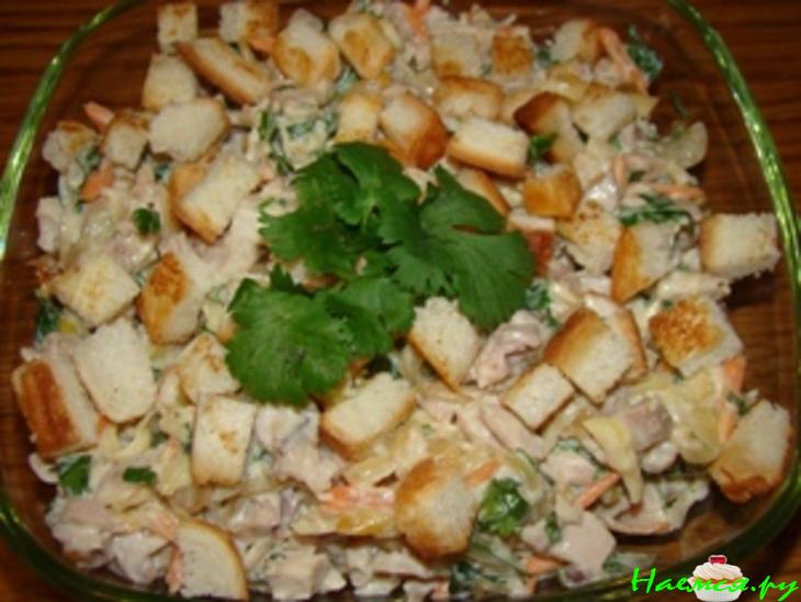 Куриный салат с крутонами