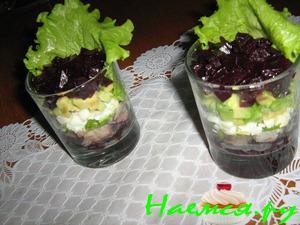 Салат из сельди, с авокадо и свеклой