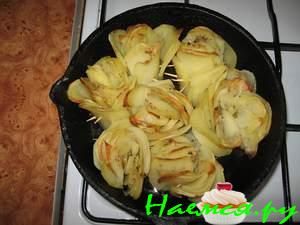 Розочки из картофеля с чесноком и зеленью