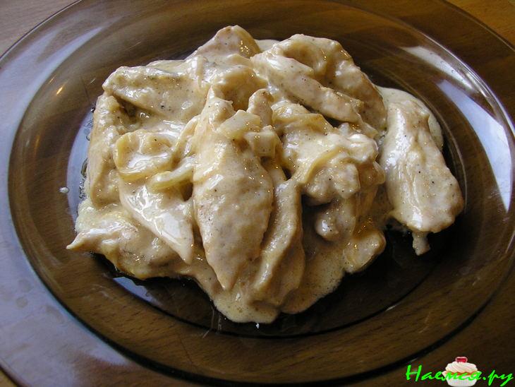 Куриные грудки в луково-сырном соусе Куриные грудки в луково-сырном соусе