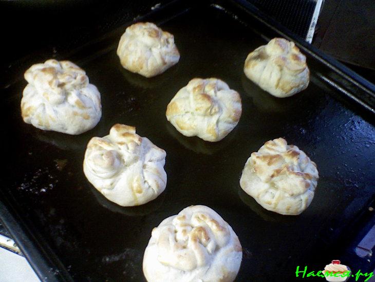 Слоеные мешочки с персиком и шоколадом