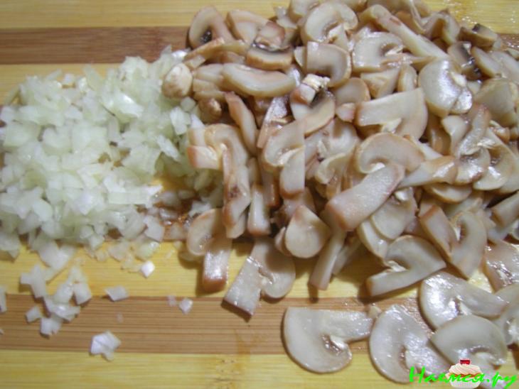 Салат "Юбилейный" с курицей и шампиньонами Салат "Юбилейный" с курицей и шампиньонами