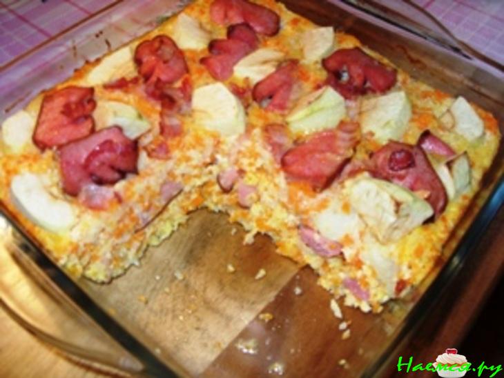 Морковно-сельдерейная запеканка с беконом и сосисками