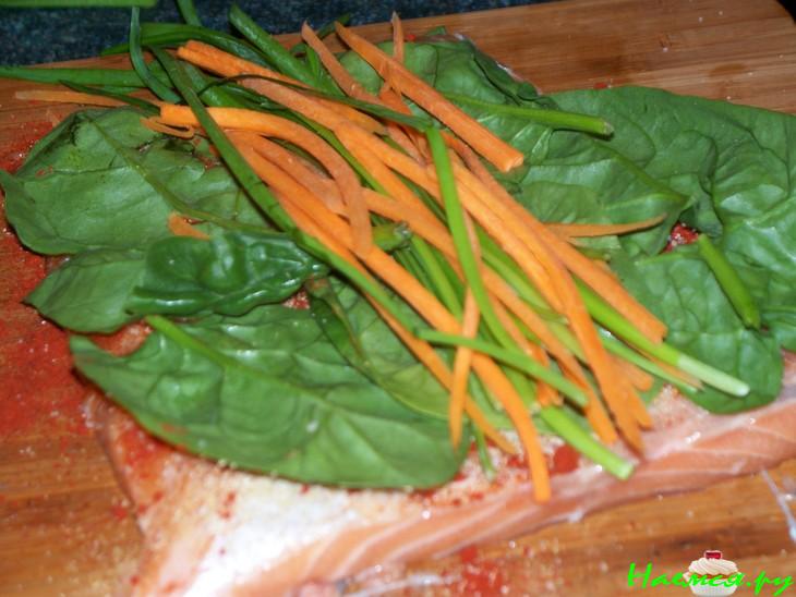 Рулет из лосося с морковью, шпинатом и чесноком