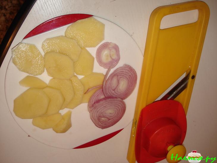 Картофель запеченный с вином и луком с сырной корочкой