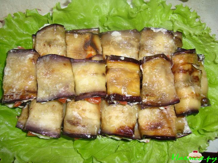Баклажановые рулетики с помидором и сыром