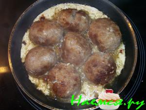 Гречаники мясные в творожно-чесночном соусе