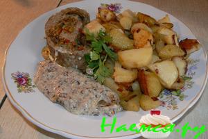 Мясной рулет с грибным соусом