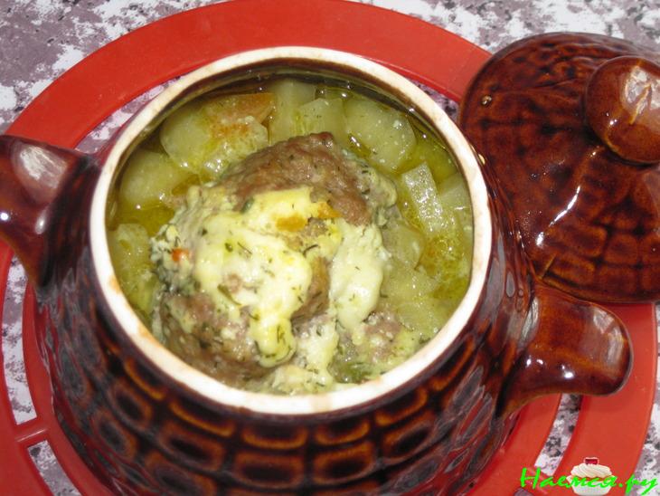 Жаркое с котлетой в горшочке