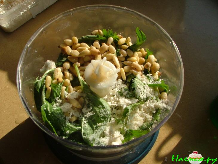 Суп-пюре из кабачков с песто из базилика и кориандра