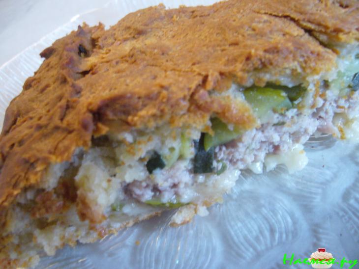 Закрытый пирог с фаршем и овощами
